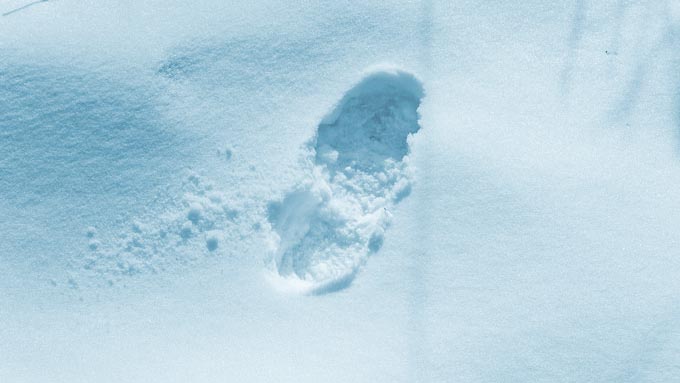 雪道の足跡イメージ